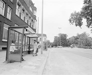 882363 Afbeelding van een abri bij de halte voor stadsbussen op de Wittevrouwensingel tegenover de Stadsschouwburg te ...